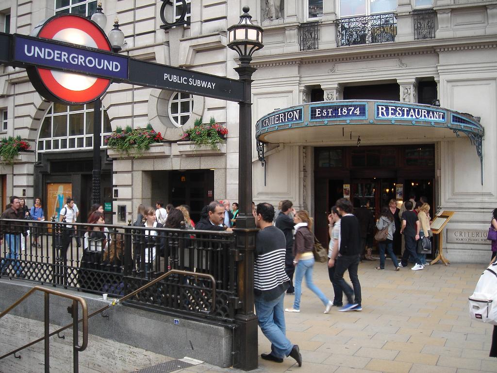 Blimey it\'s like Piccadilly Circus round here! Blimey it\'s like Piccadilly Circus round here!
